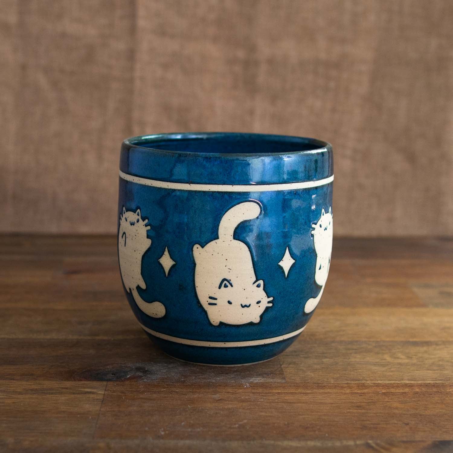 Space cats vase with accent lines