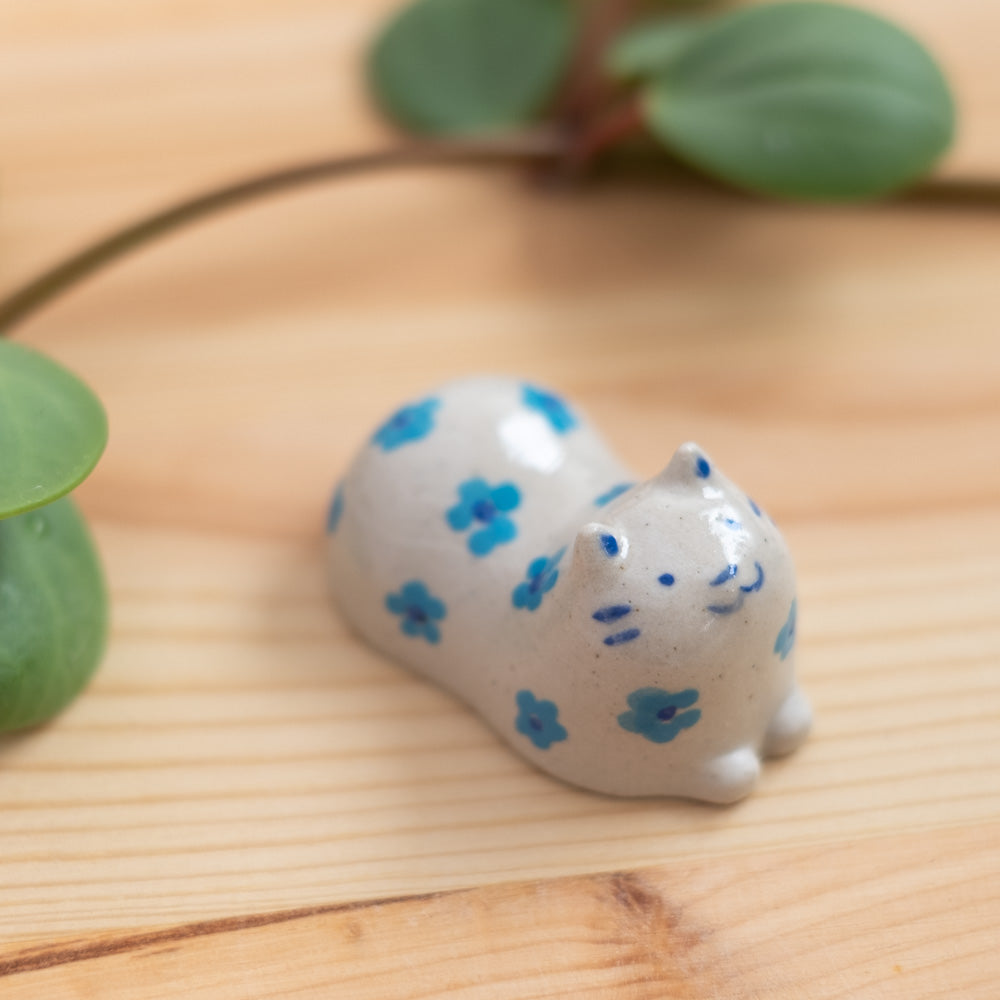 Chopstick rest - Cat, blue flowers