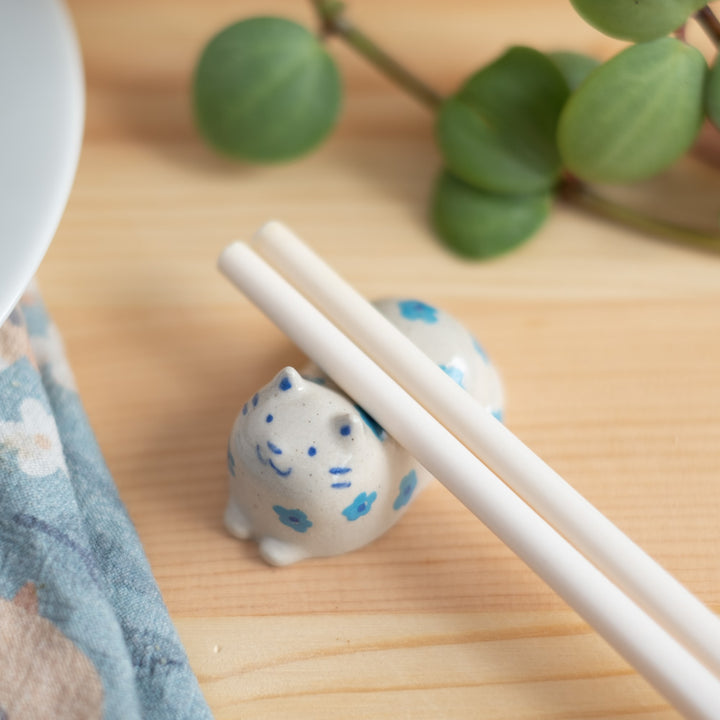 Chopstick rest - Cat, blue flowers