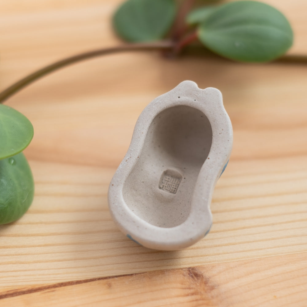 Chopstick rest - Cat, blue flowers