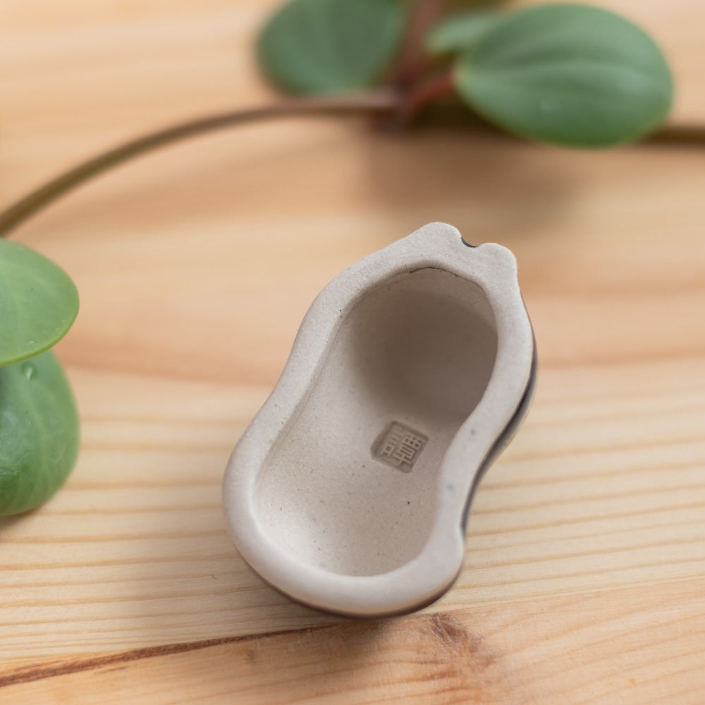 Chopstick rest - Cat, glazed galaxy black