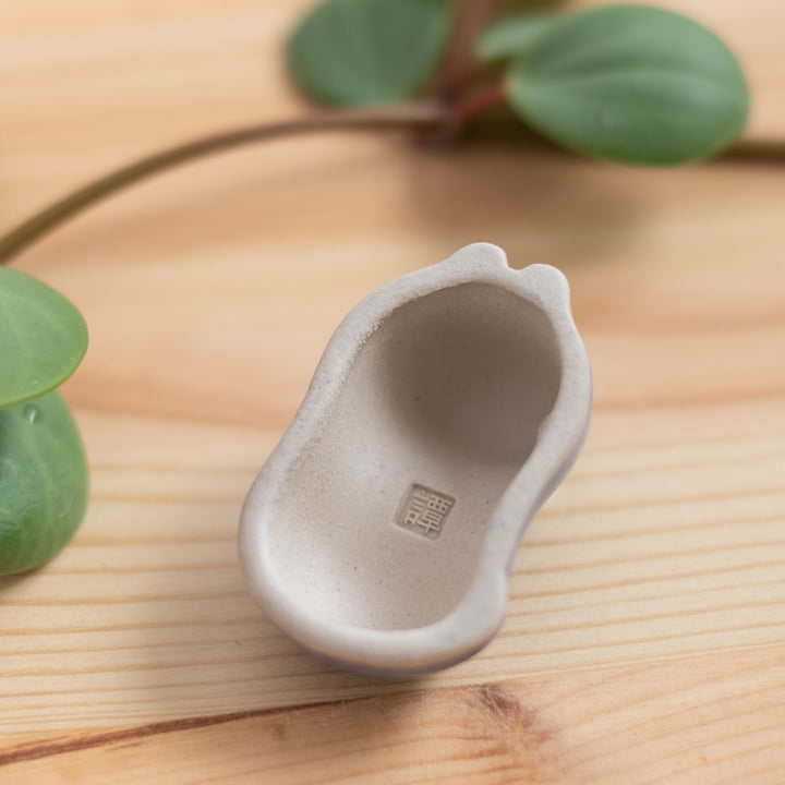 Chopstick rest - Cat, glazed sweet lavender